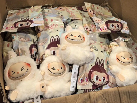 Labubu的假货产业链：秘密全球发货，工厂谁也(💿)不能来看